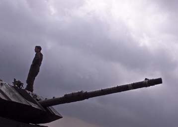 Φεύγουν τα ισραηλινά άρματα από δύο πόλεις – Ο Πάουελ θα συναντηθεί με τον Αραφάτ