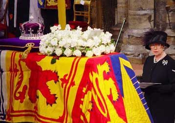 Σε κλίμα συγκίνησης εκατομμύρια Βρετανοί αποχαιρέτησαν τη βασιλομήτορα Ελισάβετ