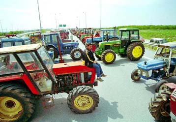 Συνεχίζουν τις κινητοποιήσεις τους οι βαμβακοπαραγωγοί στην κεντρική και βόρεια Ελλάδα