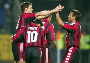 Σοκ στο 84 για τη Λίβερπουλ, έχασε 4-2 από τη Λεβερκούζεν και έμεινε εκτός τετράδας