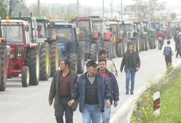 Τέλος τα μπλόκα στη Θεσσαλία αλλά όχι στη Θεσσαλονίκη – Εμμένουν οι βαμβακοπαραγωγοί