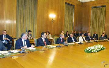 Ασάφεια για το φορολογικό μετά την κυβερνητική αποστασιοποίηση από τις προτάσεις