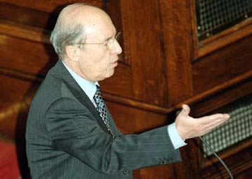 Ένταση στη Βουλή μεταξύ Σημίτη – Παυλόπουλου με αφορμή το αναθεωρημένο Σύνταγμα