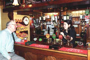 Περισσότερη ζωντανή μουσική θα απολαμβάνουν οι θαμώνες των αγγλικών παμπ