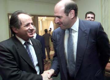 Σε αυξήσεις 5,3% για το 2002, 3,5% για το 2003 και 39ωρο συμφωνούν ΓΣΕΕ και εργοδότες