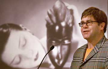 Υπό τις οδηγίες του Έλτον Τζον ένα από τα ιστορικότερα θέατρα του Λονδίνου