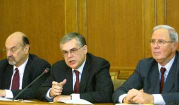 Τον αντικαταστάτη του Λουκά Παπαδήμου στη διοίκηση της ΤτΕ αναζητά η κυβέρνηση