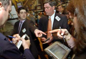 Οριακή άνοδος του Nasdaq, πτώση του Dow Jones στο άνοιγμα της Δευτέρας