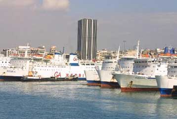 Ακριβαίνουν σε δύο δόσεις έως 6% τα εισιτήρια στην ακτοπλοΐα