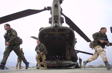 Επιδρομές στα βουνά του Αφγανιστάν, με στόχο την Αλ Κάιντα, από ΗΠΑ και Βρετανία