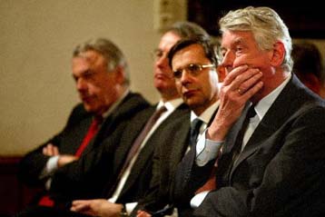 Η έκθεση «φωτιά» για τη Σρμπρένιτσα προκαλεί την παραίτηση της ολλανδικής κυβέρνησης