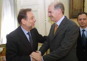 Συνάντηση χωρίς αποτέλεσμα για τον ευρωστρατό είχαν Παπανδρέου – Σολάνα – Πικέ