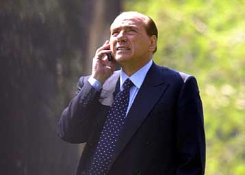 Έτοιμος για διαπραγματεύσεις με τα συνδικάτα εμφανίζεται τώρα ο Μπερλουσκόνι