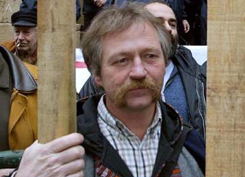 Στη φυλακή θα οδηγηθεί τελικά ο Μποβέ αλλά μετά τις προεδρικές εκλογές στη Γαλλία