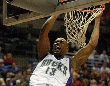 Οι τρεις «εικοσάρηδες» του Μιλγουόκι διέλυσαν τους Ράπτορς