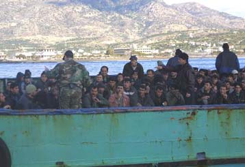 Βυθίστηκε δουλεμπορικό κοντά στη Νάξο – Δύο νεκροί και 31 διασωθέντες