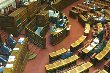 Παράταση στις άδειες παραμονής για αλλοδαπούς αποφάσισε η Βουλή