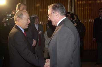 Στη Βουκουρέστι για την τριμερή συνάντηση κορυφής ο πρωθυπουργός