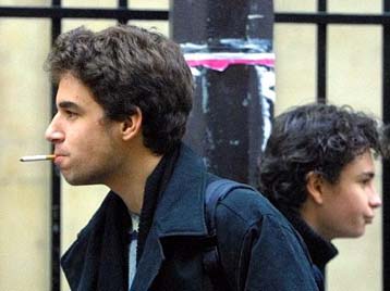 Οι καπνιστές γεννούν περισσότερα κορίτσια παρά αγόρια, σύμφωνα με έρευνα