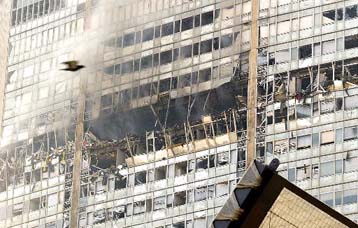 Τρία τα σενάρια των Αρχών για την πρόσκρουση του αεροπλάνου στον πύργο του Μιλάνου