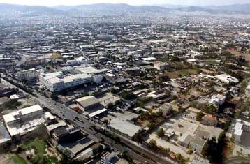 Κυβέρνηση και ΝΔ διασταύρωσαν τα ξίφη τους με αφορμή επίσκεψη Καραμανλή στον Ελαιώνα