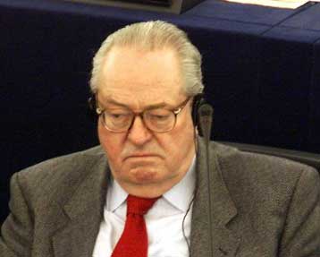 Υποχωρεί το ευρώ μετά την απρόσμενη ενίσχυση του Λεπέν στη Γαλλία