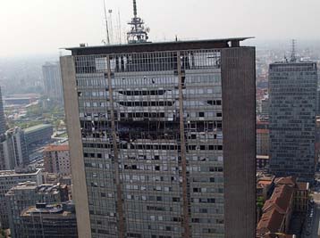 Απορρίπτει τα περί αυτοκτονίας του πιλότου στον πύργο του Μιλάνου ο Ιταλός ΥΠΕΣ