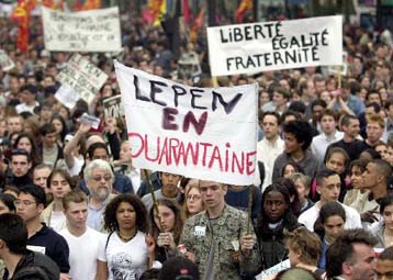 Τηλεοπτικό ντιμπέιτ αξιώνει ο Λεπέν, εν μέσω νέου κύματος διαδηλώσεων εναντίον του