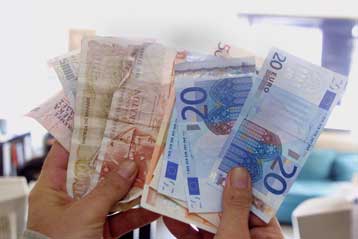 Θετικά αντιμετωπίζει την ΕΕ η πλειονότητα των Ελλήνων, σύμφωνα με το Ευρωβαρόμετρο