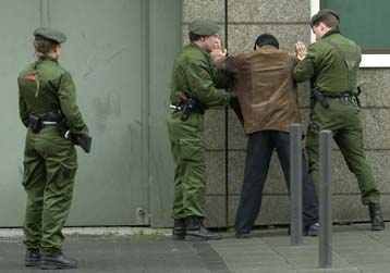 Έντεκα ύποπτους για τρομοκρατικές επιθέσεις συνέλαβε η γερμανική αστυνομία