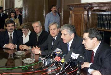 Πάνω από 100 στρατόπεδα θα διαλυθούν τα επόμενα 2 χρόνια, ανακοίνωσε ο Παπαντωνίου