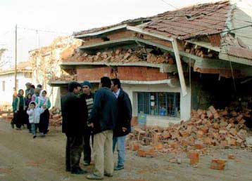 Ένας νεκρός και 50 τραυματίες από σεισμό 5,1 ρίχτερ στα σύνορα ΠΓΔΜ – Κοσόβου