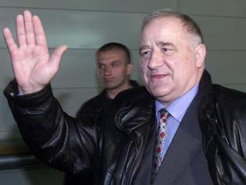 Στη Χάγη, για να παραδοθεί, κατευθύνεται ο τέως αρχηγός του γιουγκοσλαβικού στρατού