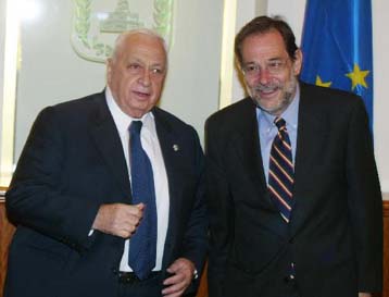 Τέλος στο καθεστώς απομόνωσης του Αραφάτ, ζητεί ο Χ.Σολάνα από τη Μ.Ανατολή