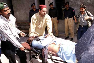 Δώδεκα νεκροί από έκρηξη βόμβας σε τέμενος στο Πακιστάν