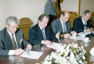 Υπεγράφη η συλλογική σύμβαση 2002-2003 εν μέσω διαφωνιών για τις εργασιακές σχέσεις