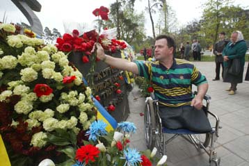 «Μην ξεχνάτε το Τσερνόμπιλ» το σύνθημα των Ουκρανών, 16 χρόνια μετά το δυστύχημα