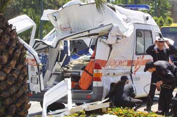 Ένας νεκρός από τη σύγκρουση ασθενοφόρου με τουριστικό λεωφορείο στο κέντρο της Αθήνας