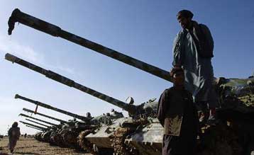 Πρώην Αφγανός κυβερνήτης εξαπολύει ρουκέτες σκοτώνοντας 25 άτομα