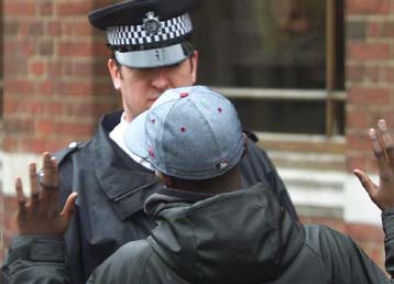 Μόνιμη αστυνομική παρουσία αποκτούν δεκάδες «προβληματικά» σχολεία στην Αγγλία