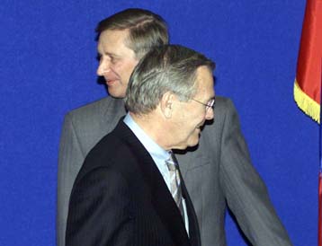 Μικρή πρόοδος σημειώθηκε στις συνομιλίες Ράμσφελντ – Ιβανόφ στη Μόσχα