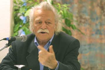 Ο Μανώλης Γλέζος ανεξάρτητος υποψήφιος υπερνομάρχης Αθηνών-Πειραιώς