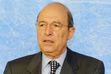 Κύκλο επαφών με υπουργούς και κορυφαία στελέχη του ΠΑΣΟΚ άρχισε ο Κώστας Σημίτης