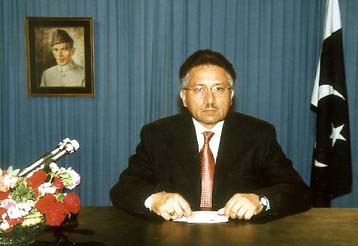 Ανοιξαν οι κάλπες στο Πακιστάν για το δημοψήφισμα που θα κρίνει τον Μουσαράφ