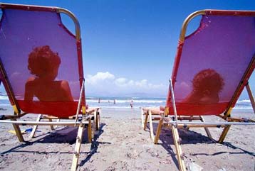 Οι μισοί και πλέον Έλληνες πηγαίνουν διακοπές κάθε χρόνο, σύμφωνα με την Eurostat