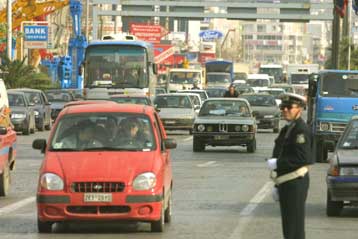 Μαζική έξοδος των Αθηναίων – Υπερπλήρη αεροπλάνα, πλοία, τρένα και λεωφορεία
