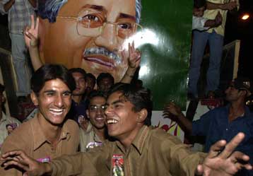 Με ποσοστό άνω του 97% επανεκλέγεται στην προεδρία του Πακιστάν ο Μουσαράφ