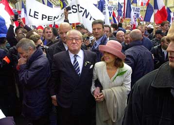 «Οχι στον Λεπέν» από 1,3 εκατ. Γάλλων – Πορεία 25.000 οπαδών του Εθνικού Μετώπου