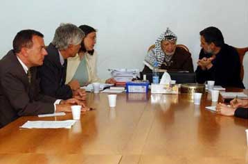 Προς άρση του αποκλεισμού του Αραφάτ μετά την αμερικανοβρετανική πρωτοβουλία