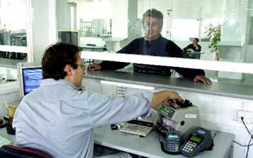 Ένας στους τρεις φορολογούμενος θα πληρώσει επιπλέον φόρο για το 2001